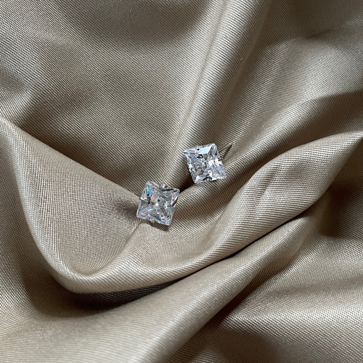 [Polaidi Jewelry]Stylish Shiny Square Center Stone Stud Earrings