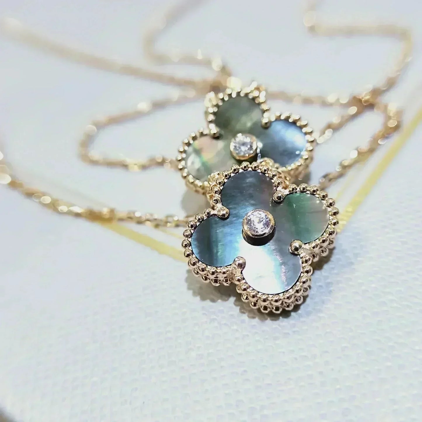 [：Polaidi Jewelry]クローバー 15MM ダイヤモンドとマザーオブグレー ネックレス