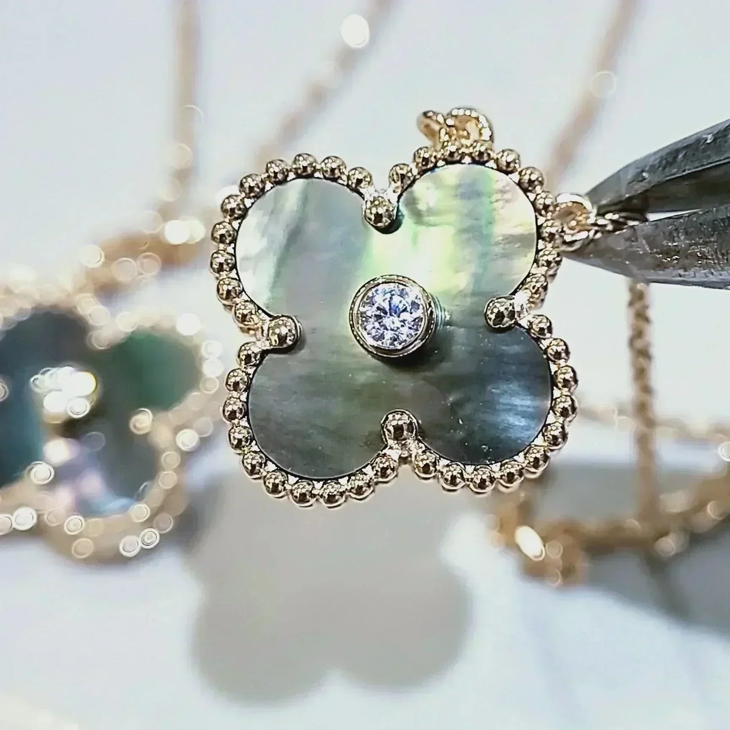 [：Polaidi Jewelry]クローバー 15MM ダイヤモンドとマザーオブグレー ネックレス