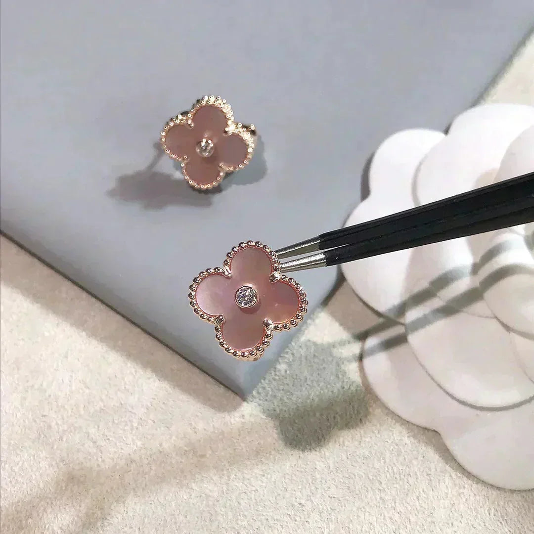 [：Polaidi Jewelry]CLOVER MEDIUM 1 MOTIFS  PINK MOP DIAMOND EARRINGS