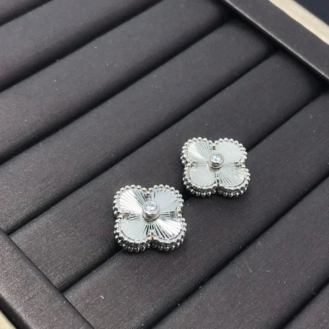 [：Polaidi Jewelry]クローバーミニ 9.5MM レーザーイヤリング