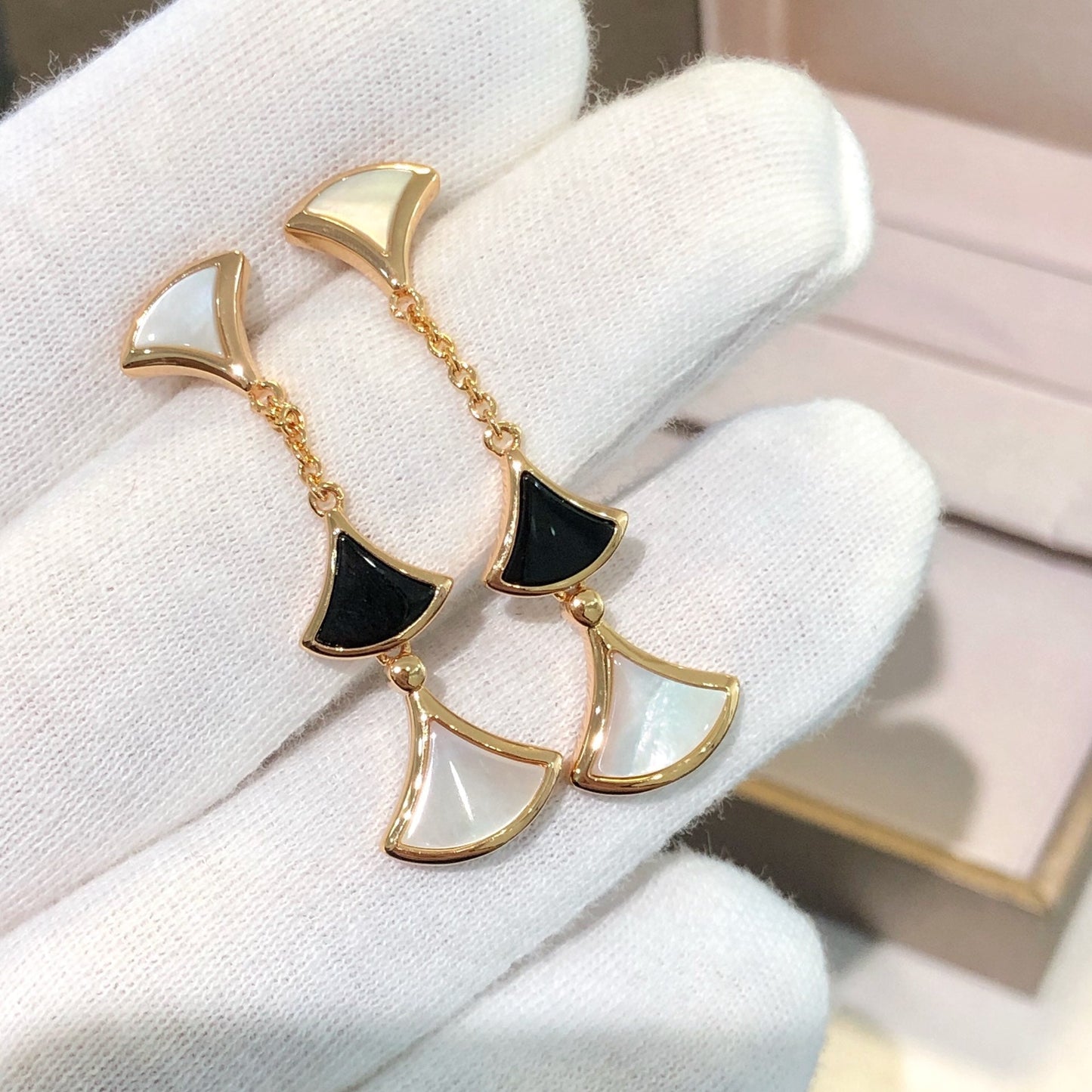 [：Polaidi]DREAM EARRINGS 3 MOTIFS ONYX MOP PINK GOLD