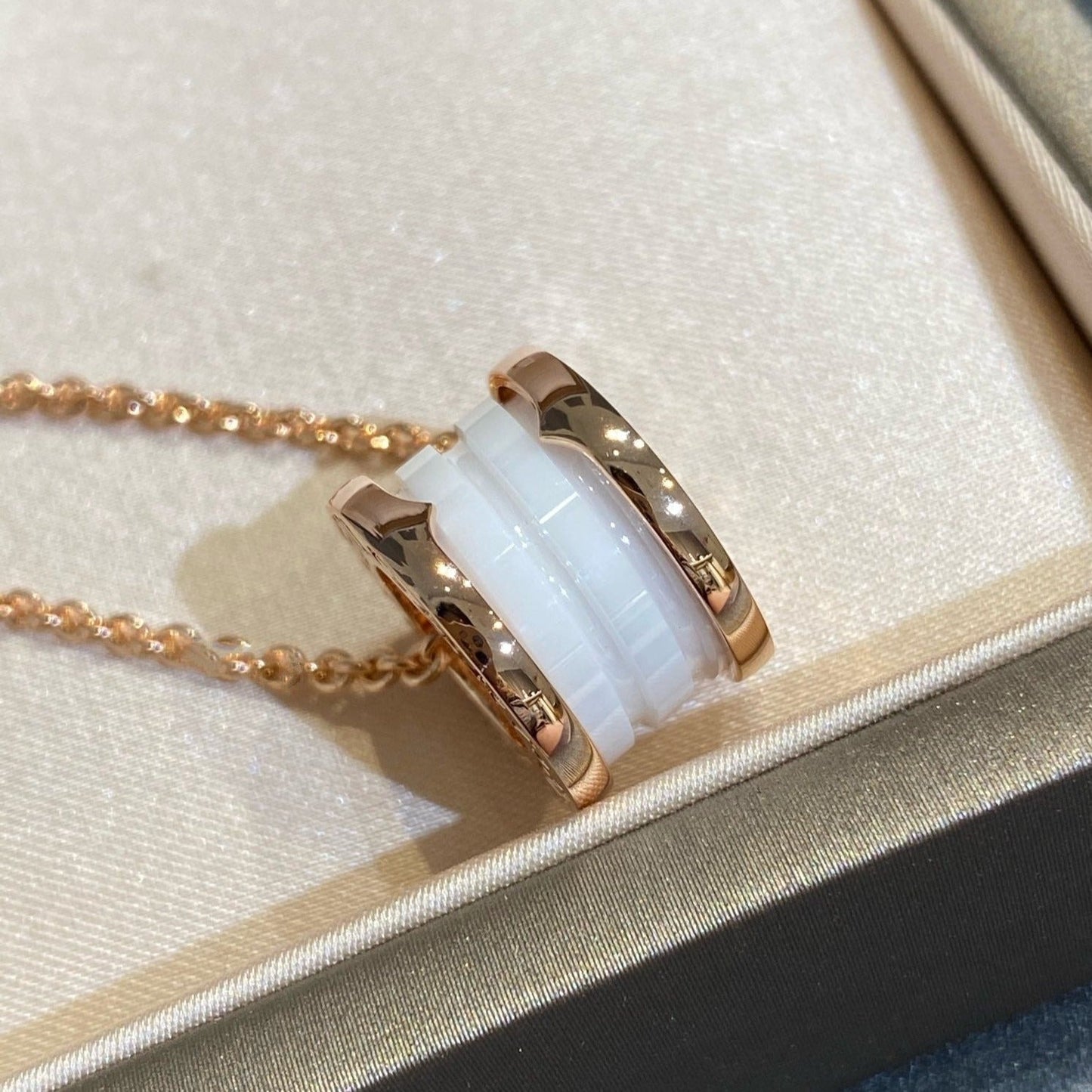 [：Polaidi]ZERO 1 WHITE CERAMIC PINK GOLD NECKLACE