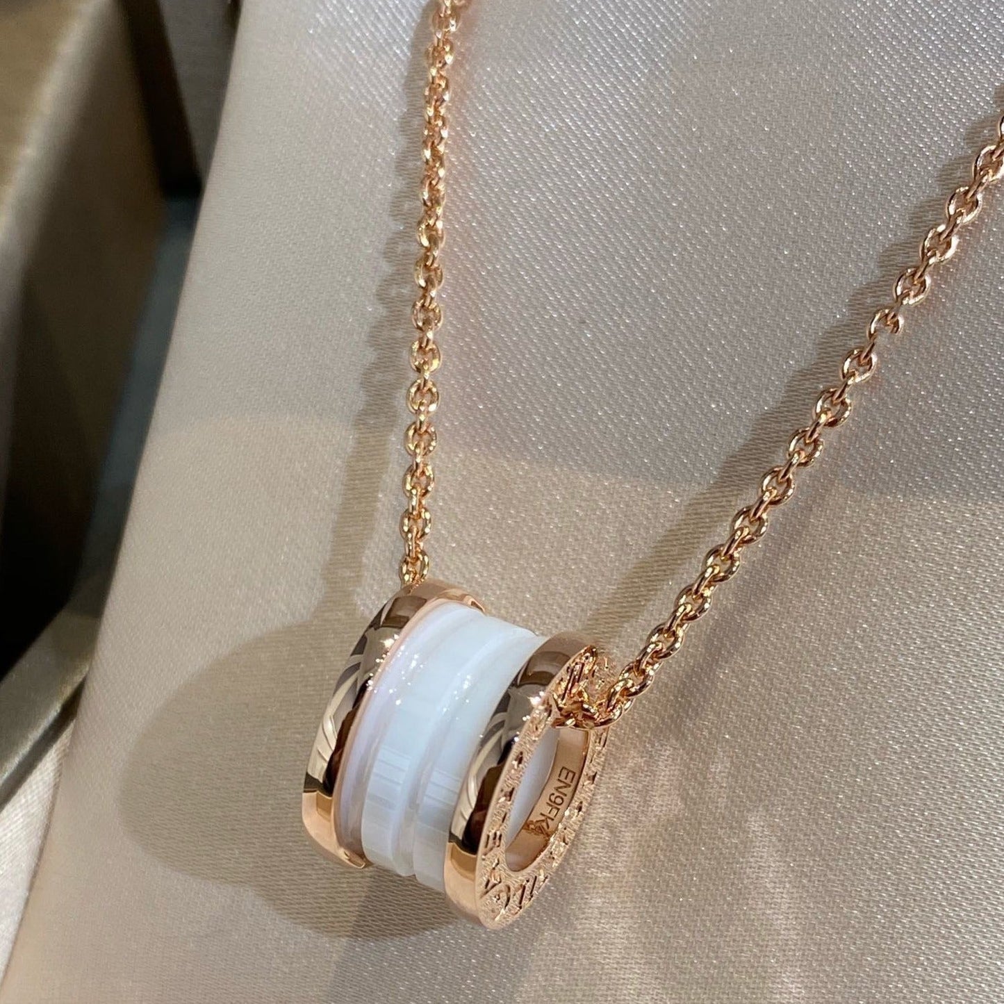 [：Polaidi]ZERO 1 WHITE CERAMIC PINK GOLD NECKLACE