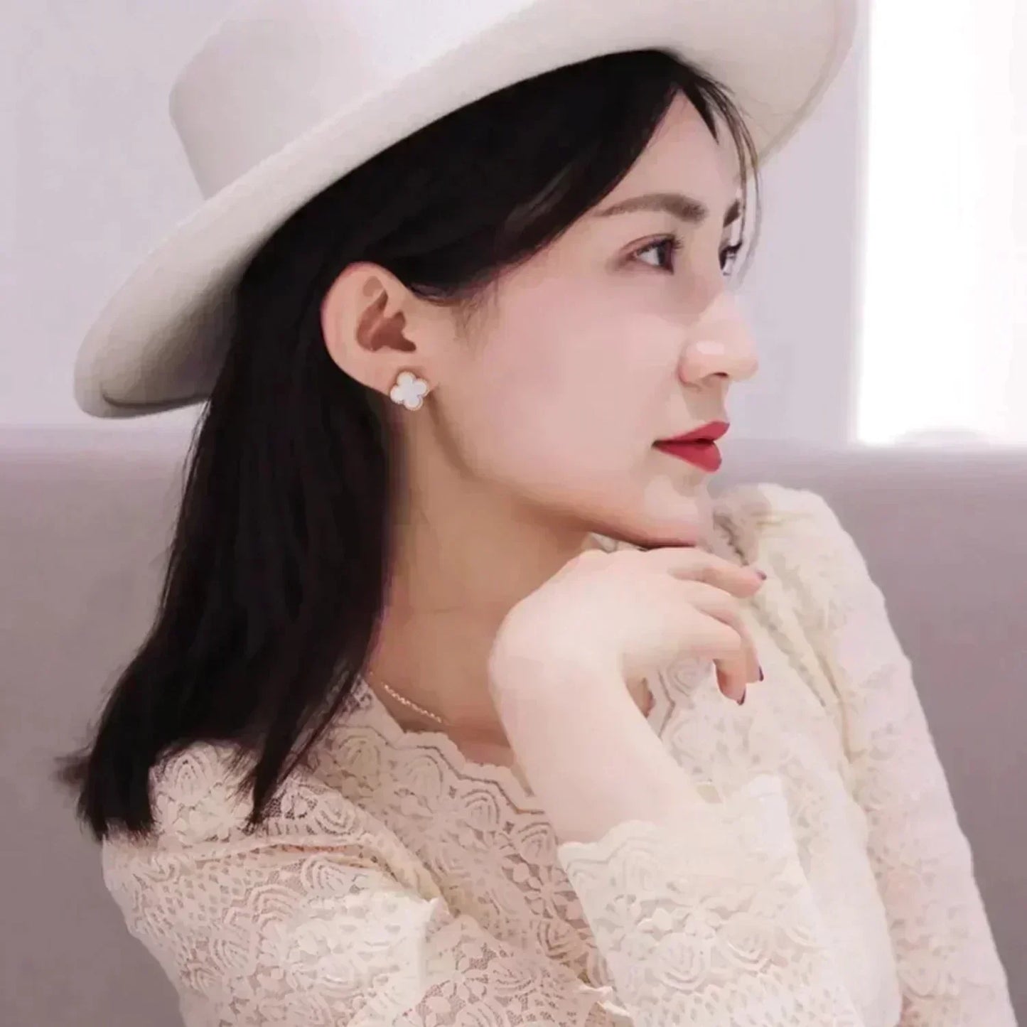 [：Polaidi Jewelry]クローバー ミディアム 1モチーフ 白蝶貝 スタッドピアス