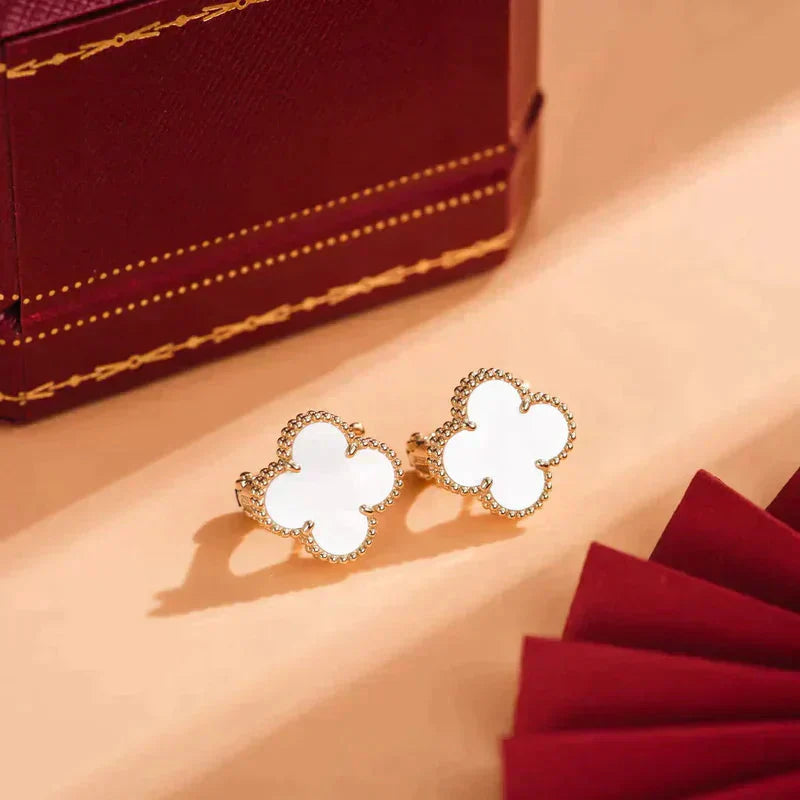 [：Polaidi Jewelry]クローバー ミディアム 1モチーフ 白蝶貝 スタッドピアス