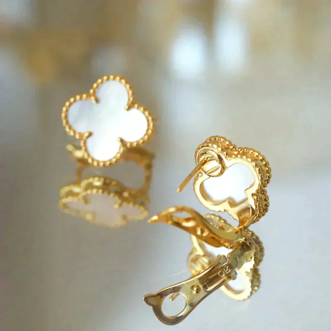 [Polaidi Jewelry]CLOVER MEDIUM 1 MOTIFS  WHITE MOP STUD EARRINGS
