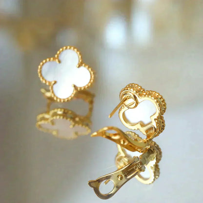 [：Polaidi Jewelry]クローバー ミディアム 1モチーフ 白蝶貝 スタッドピアス