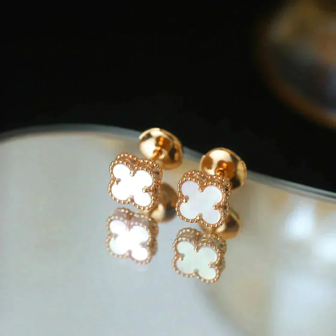 [：Polaidi Jewelry]CLOVER MINI 9.5MM WHITE MOP EARRINGS