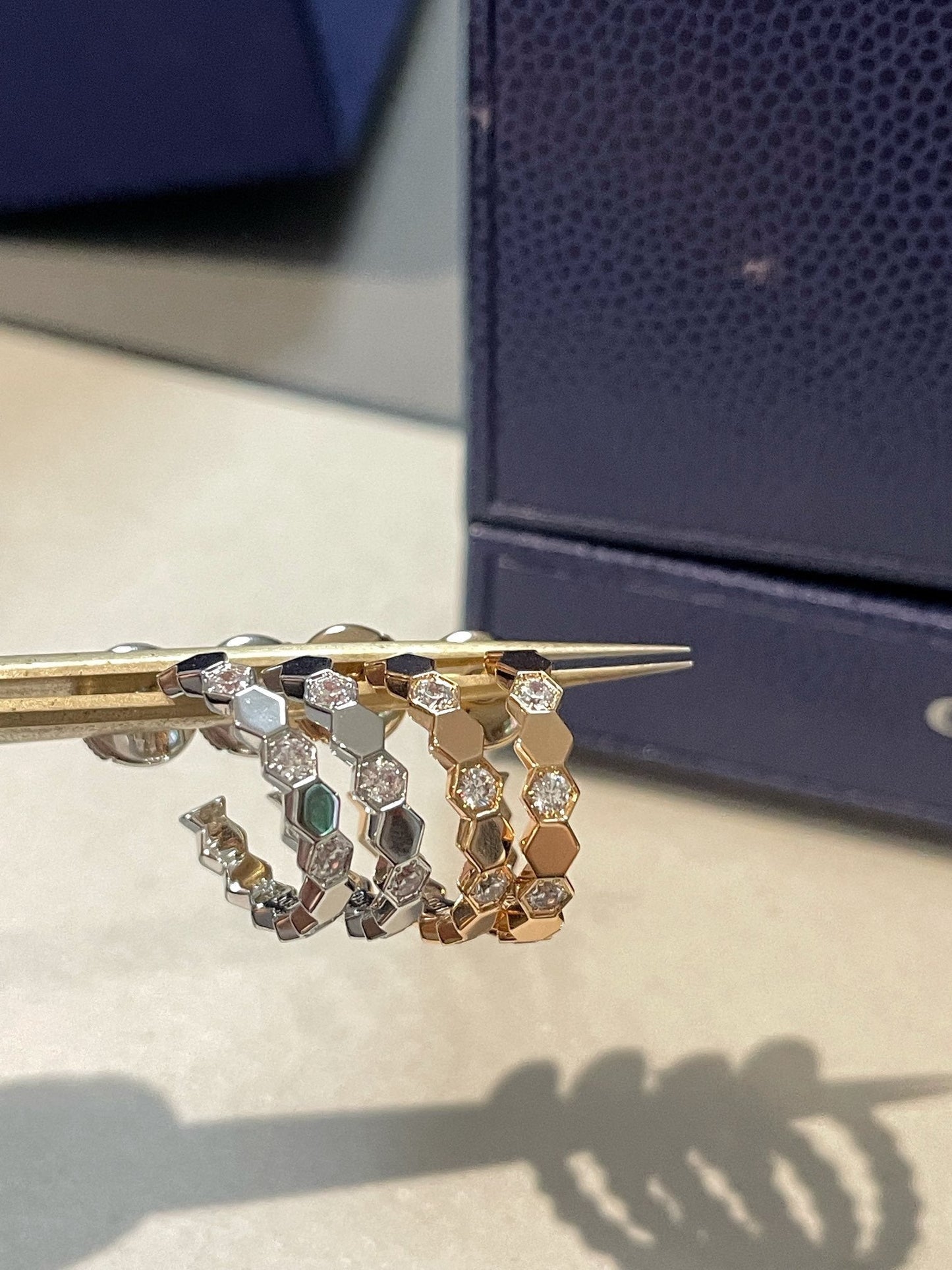 [：ポライディジュエリー]中空デザイン 四つ葉のクローバー 花形ピアス