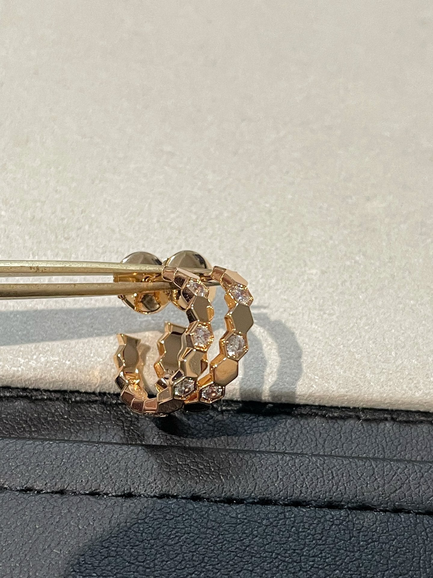 [：ポライディジュエリー]中空デザイン 四つ葉のクローバー 花形ピアス