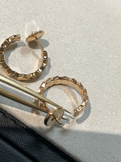[：ポライディジュエリー]中空デザイン 四つ葉のクローバー 花形ピアス