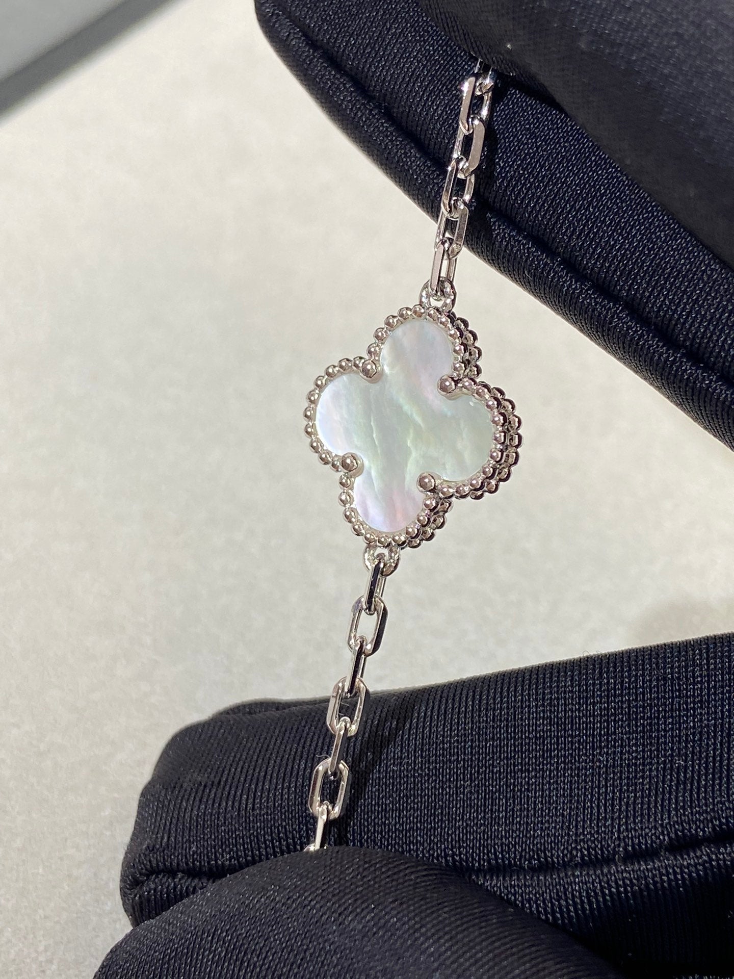 [Polaidi Jewelry]CLOVER WHITE PEARL MOP 5 MOTIF BRACELET COLLECTION