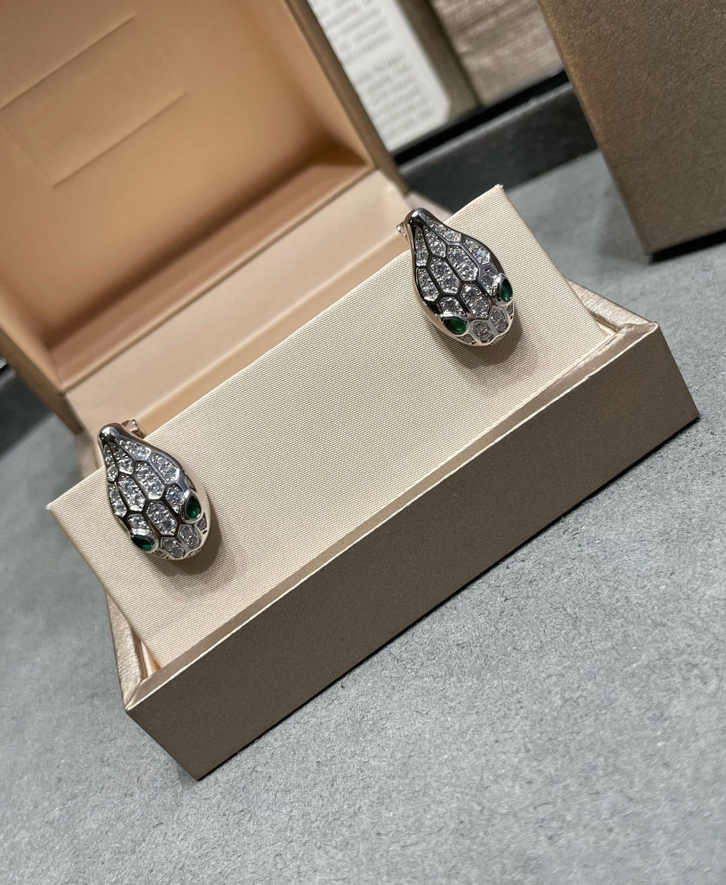 [Polaidi Jewelry]SERPENT DIAMOND STUD EARRINGS