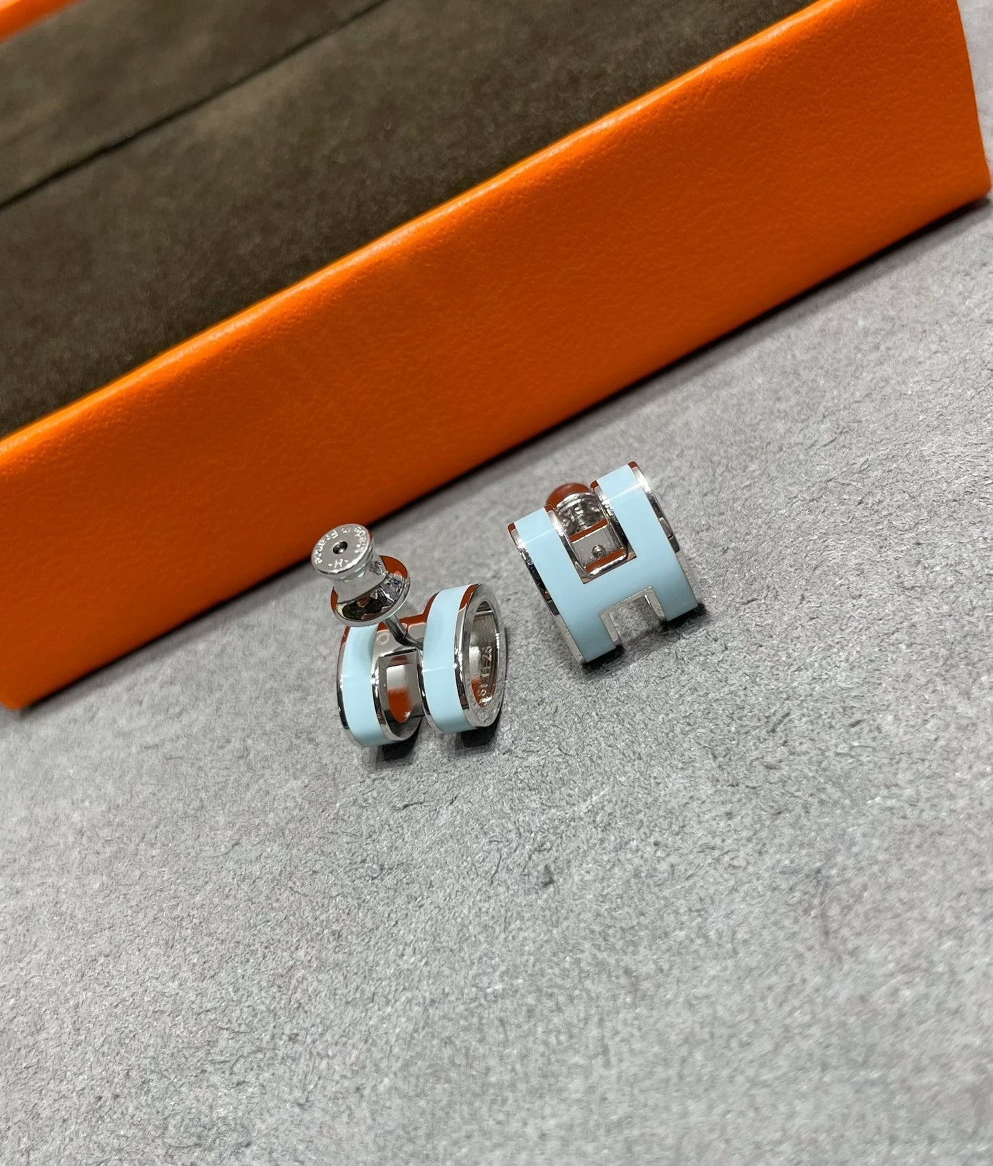 [Polaidi Jewelry]POP H SKY BLUE STUD EARRINGS