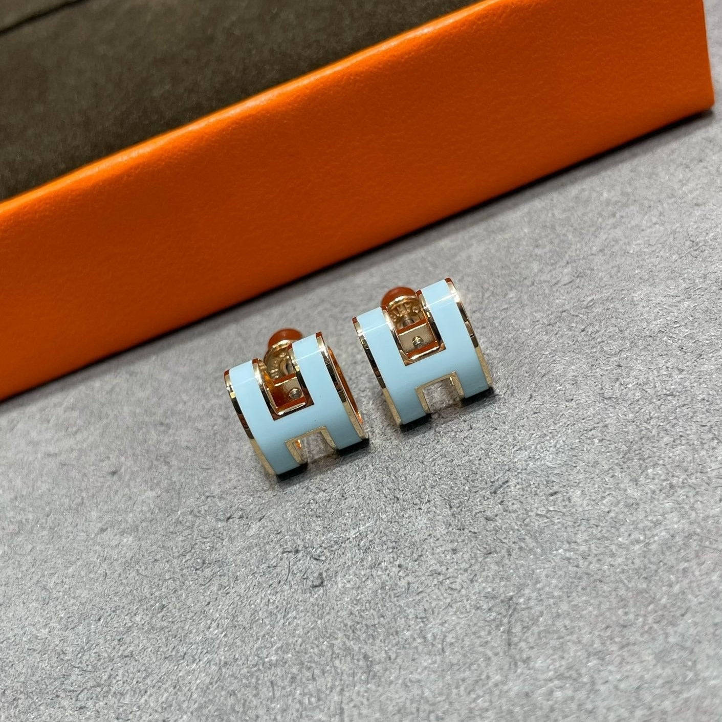 [Polaidi Jewelry]POP H SKY BLUE STUD EARRINGS