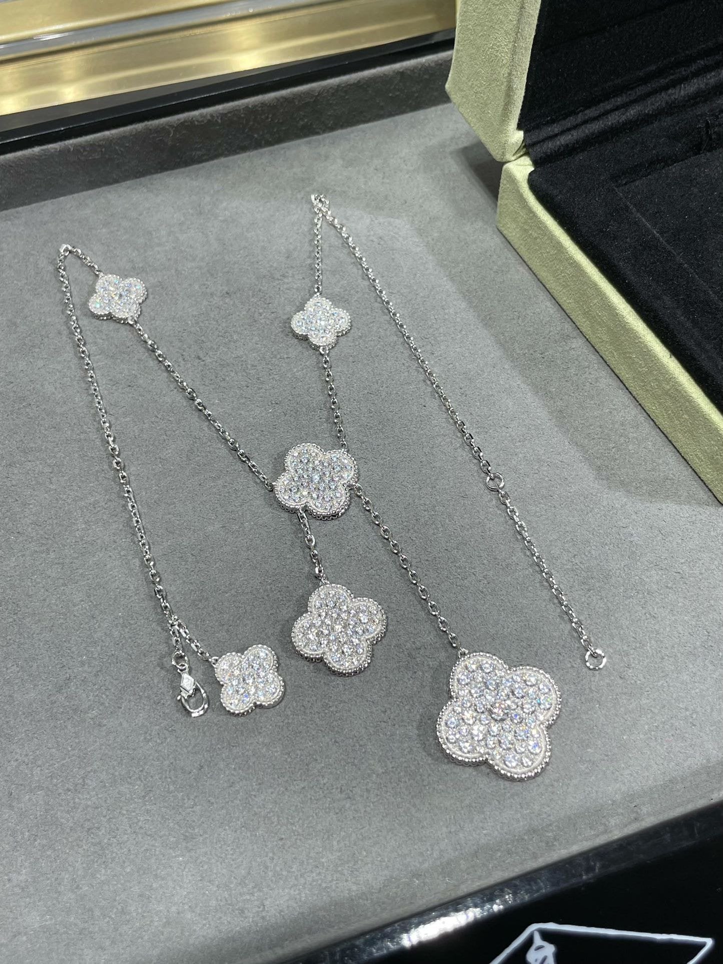 [Polaidi Jewelry]CLOVER 6 MOTIF DIAMOND PAVED NECKLACE