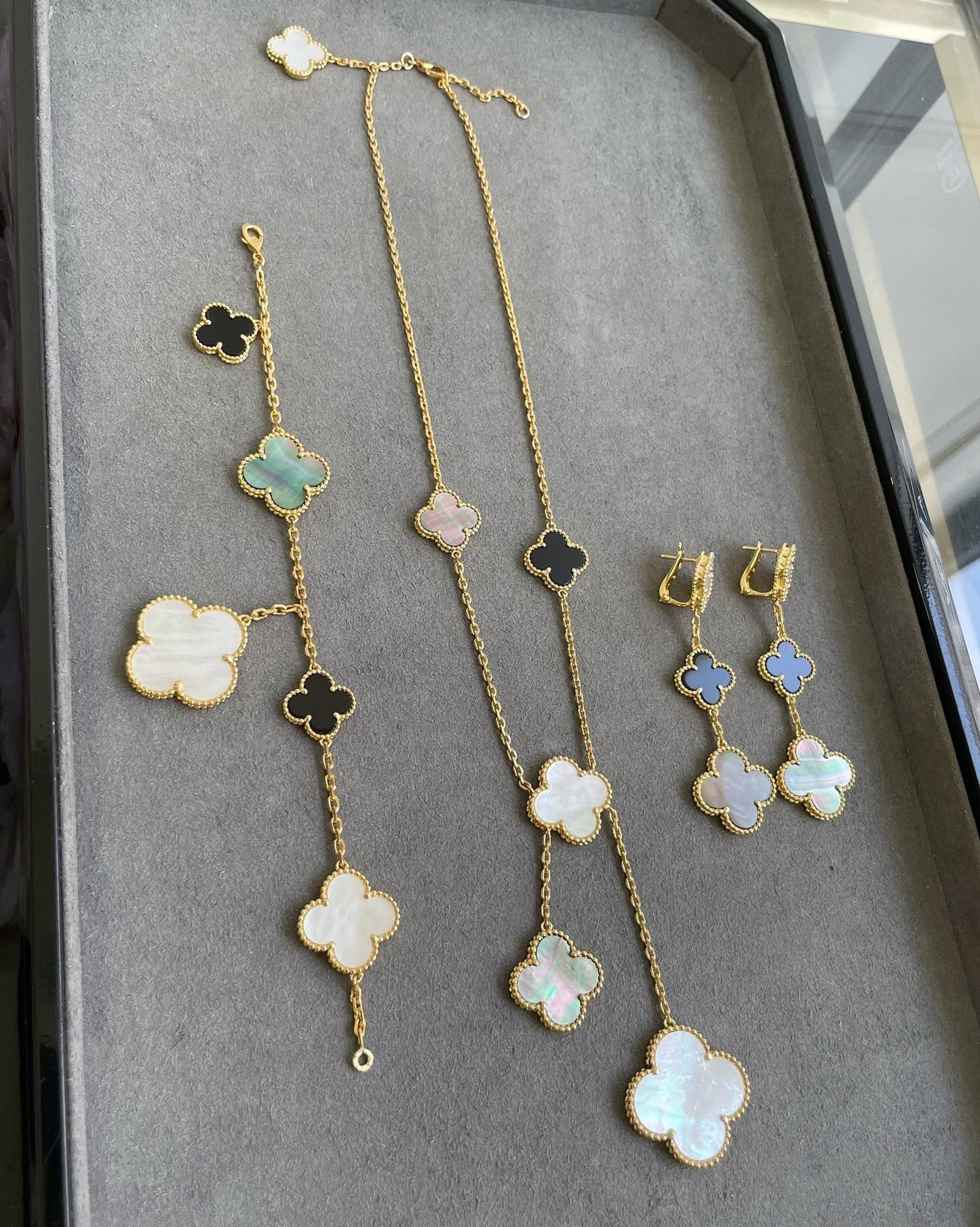 [Polaidi Jewelry]CLOVER 3 MOTIF MOP ONYX DARK MOP PINK GOLD EARRINGS