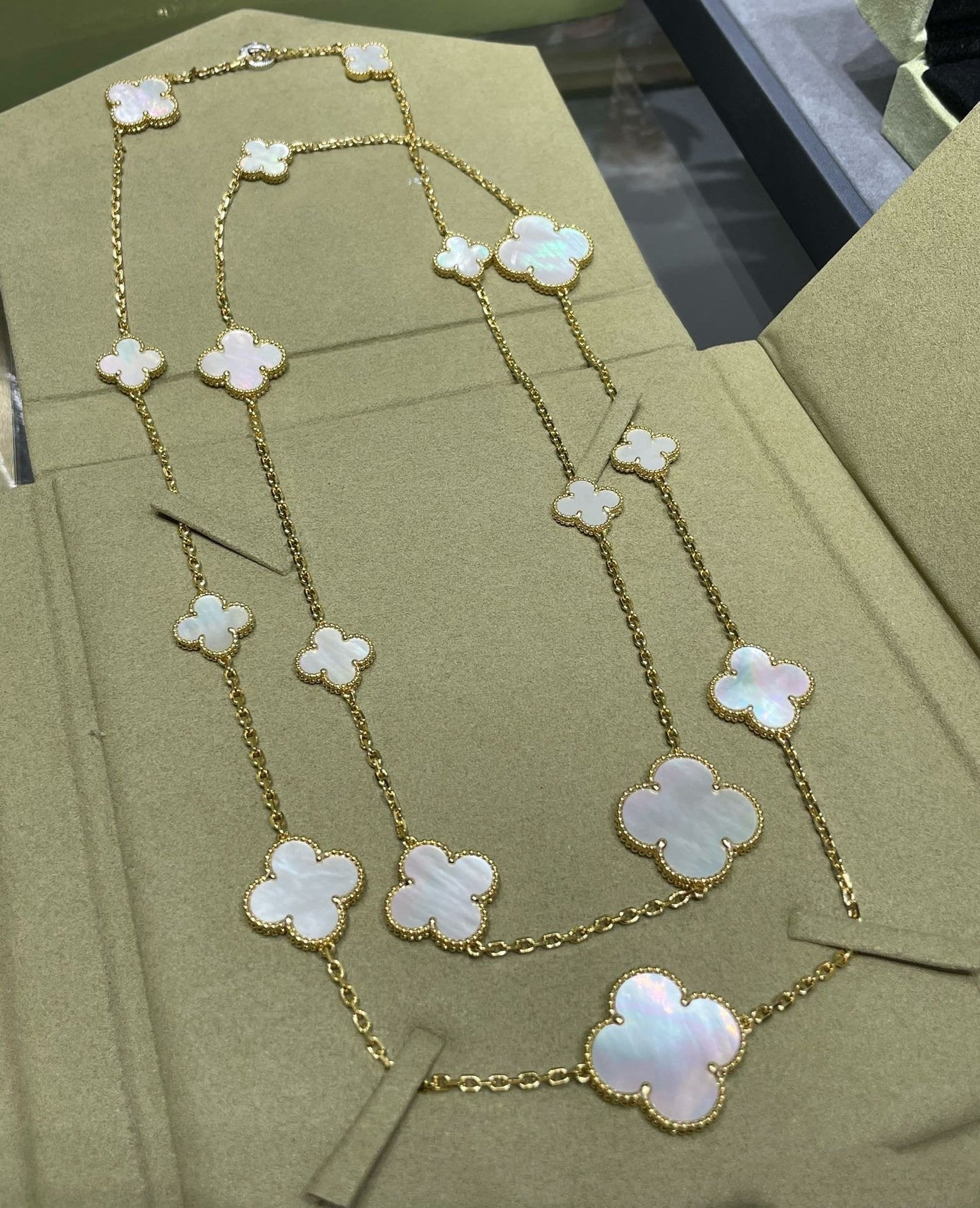 [：Polaidi Jewelry]クローバー 16モチーフ 白蝶貝 ゴールド ネックレス