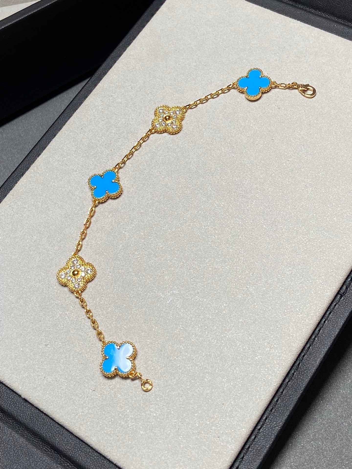 [：Polaidi Jewelry]クローバー 5モチーフ ブルーカルセドニー ダイヤモンド ゴールドブレスレット