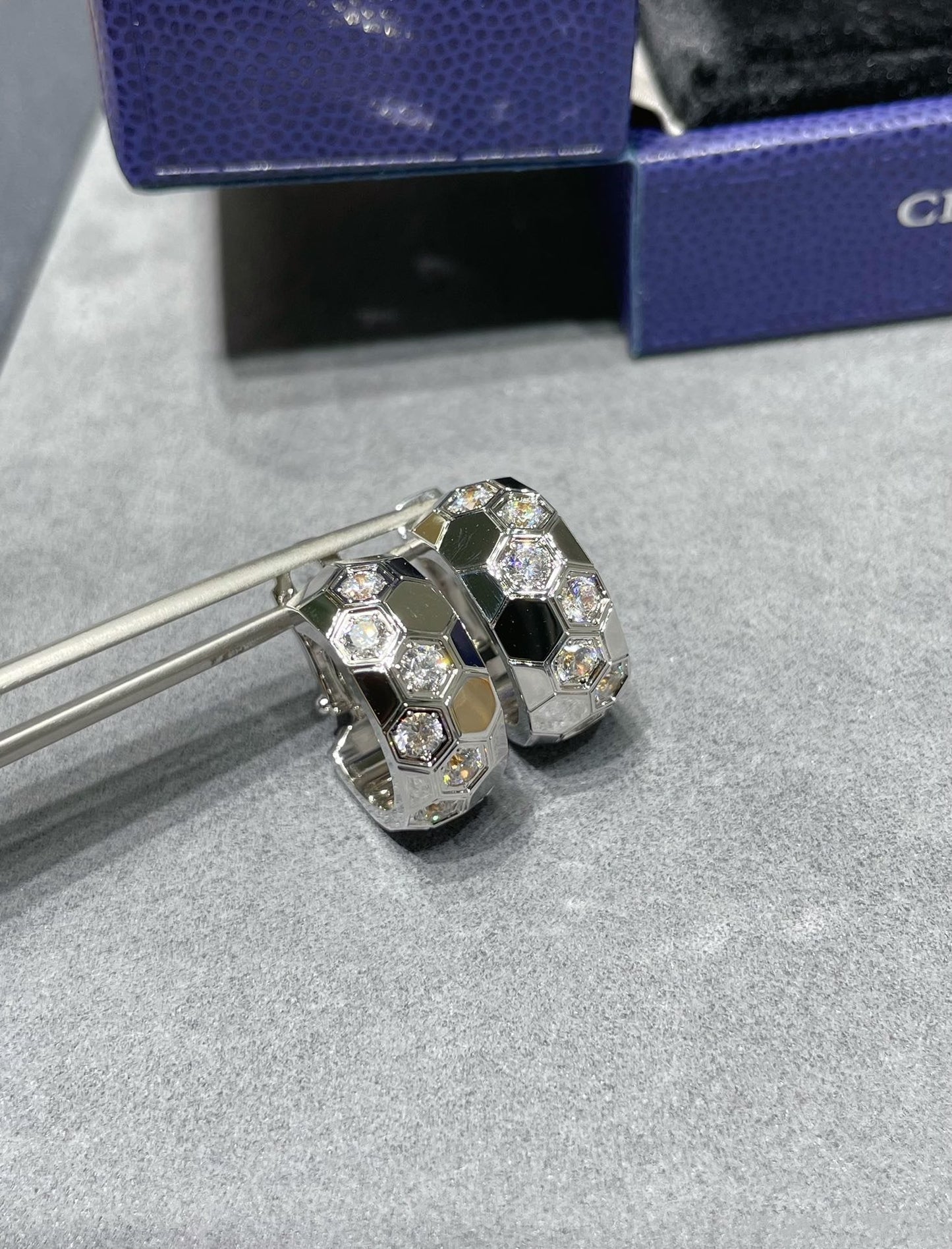 [Polaidi Jewelry]BEE LOVE DIAMOND HOOP EARRINGS