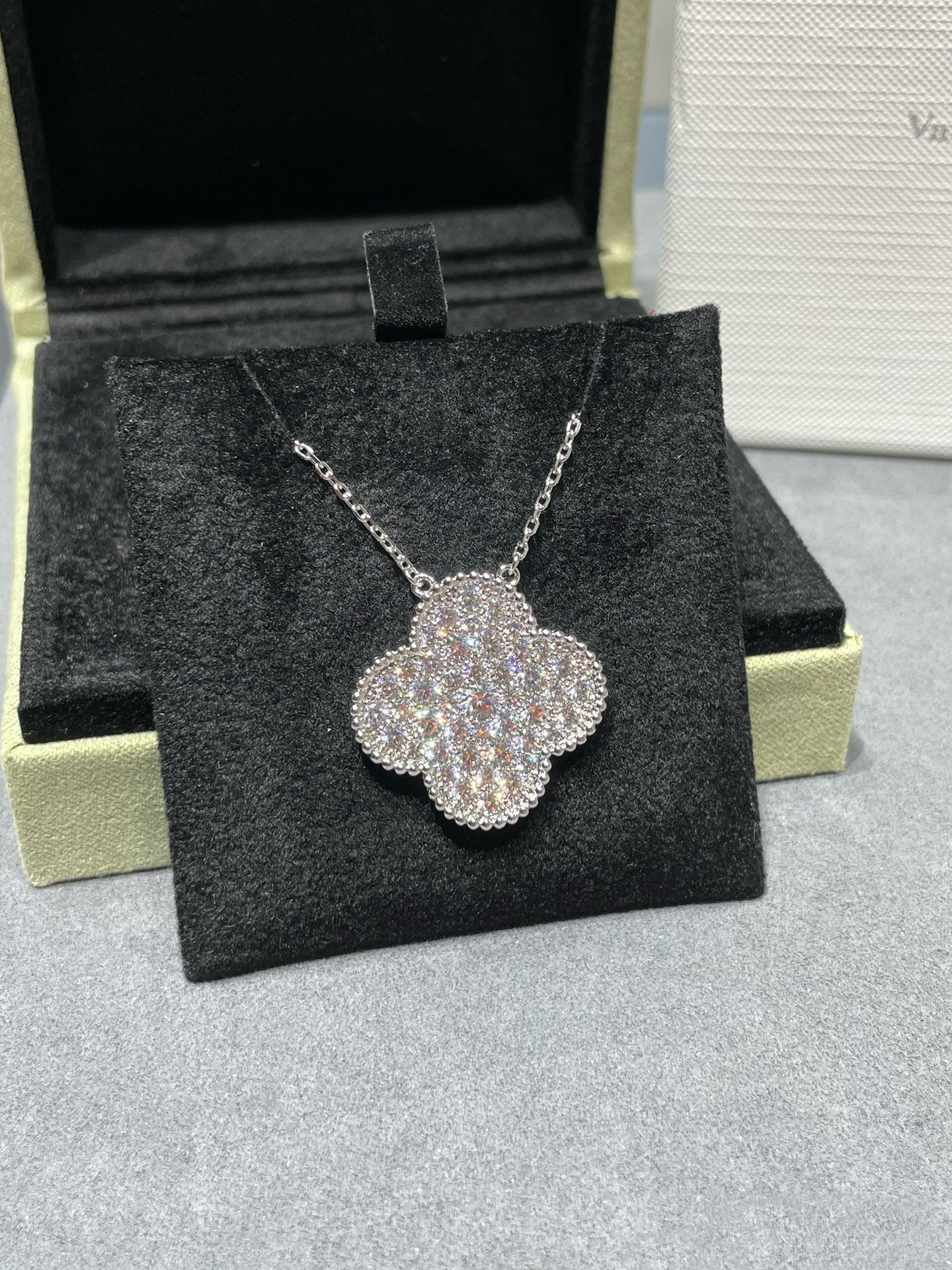 [Polaidi Jewelry]CLOVER 25MM LARGE PENDANT DIAMOND PAVED SILVER NECKLACE
