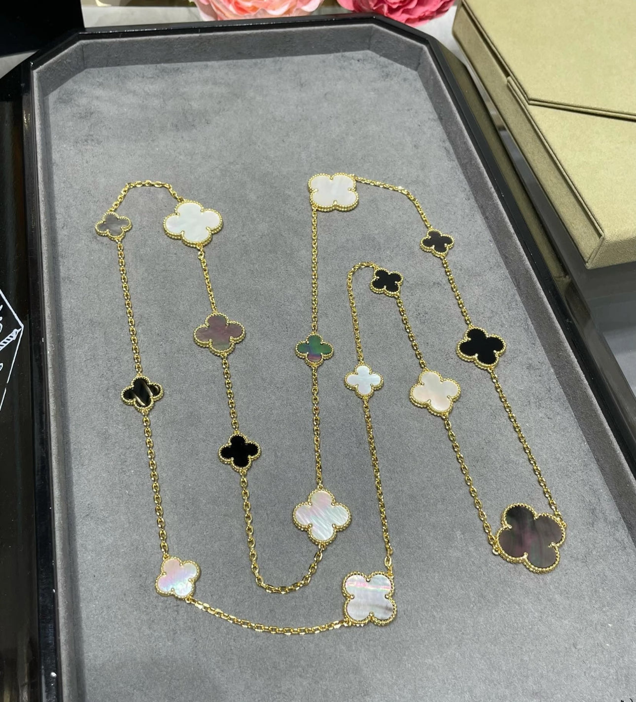 [Polaidi Jewelry]CLOVER 16 MOTIF WHITE NECKLACE