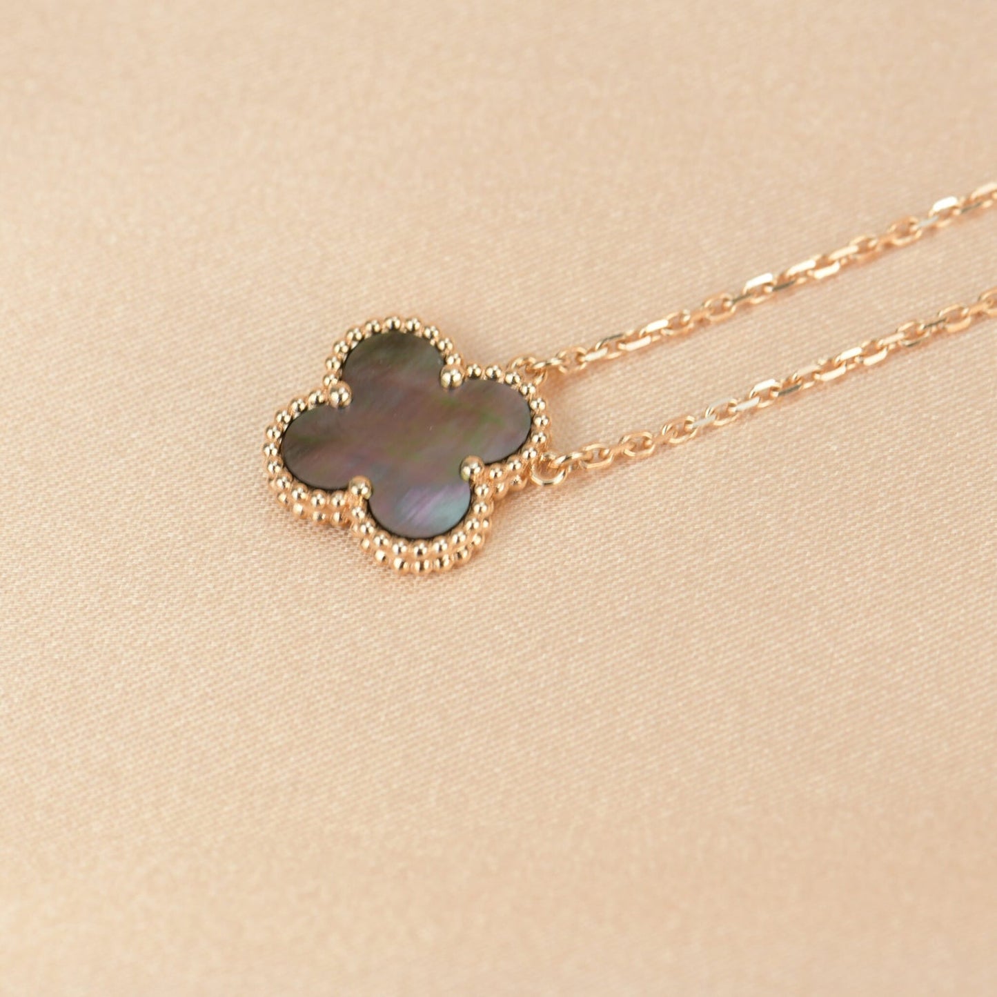[：Polaidi Jewelry]クローバー 15mm グレーマザーオブパールネックレス