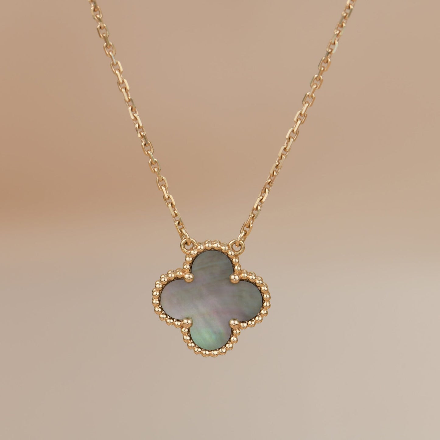 [：Polaidi Jewelry]クローバー 15mm グレーマザーオブパールネックレス