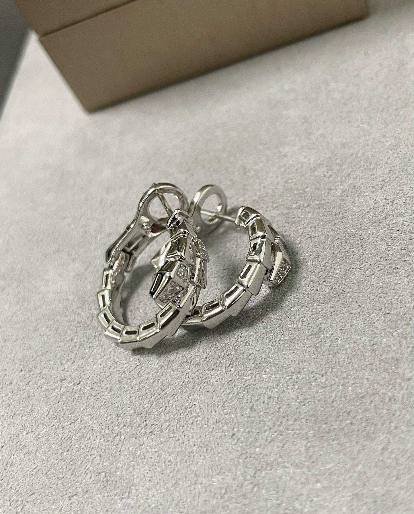 [：Polaidi]SERPENTI EARRINGS HALF DIAMOND
