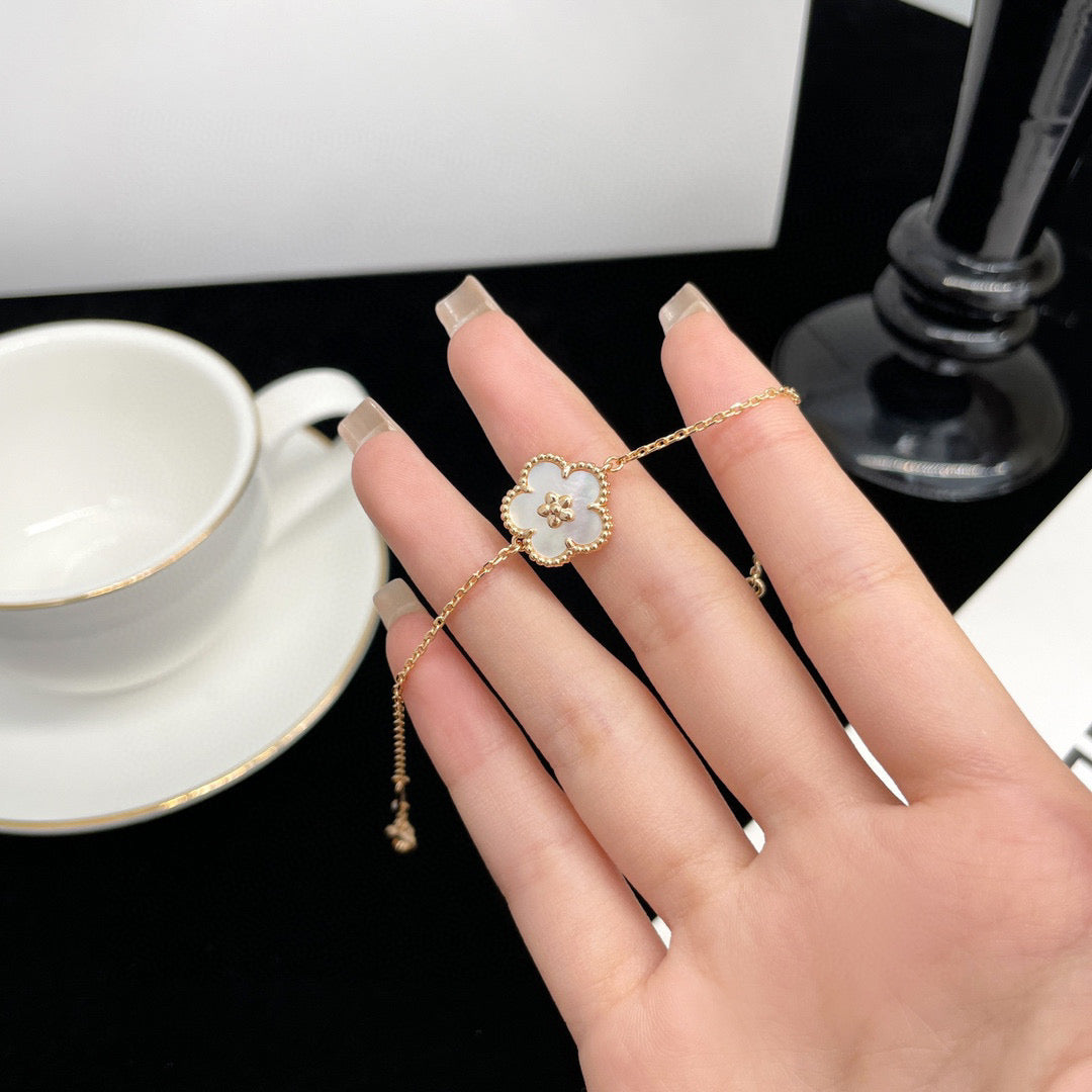[：Polaidi Jewelry]ラッキー ホワイトマザーオブパール 梅の花 ブレスレット
