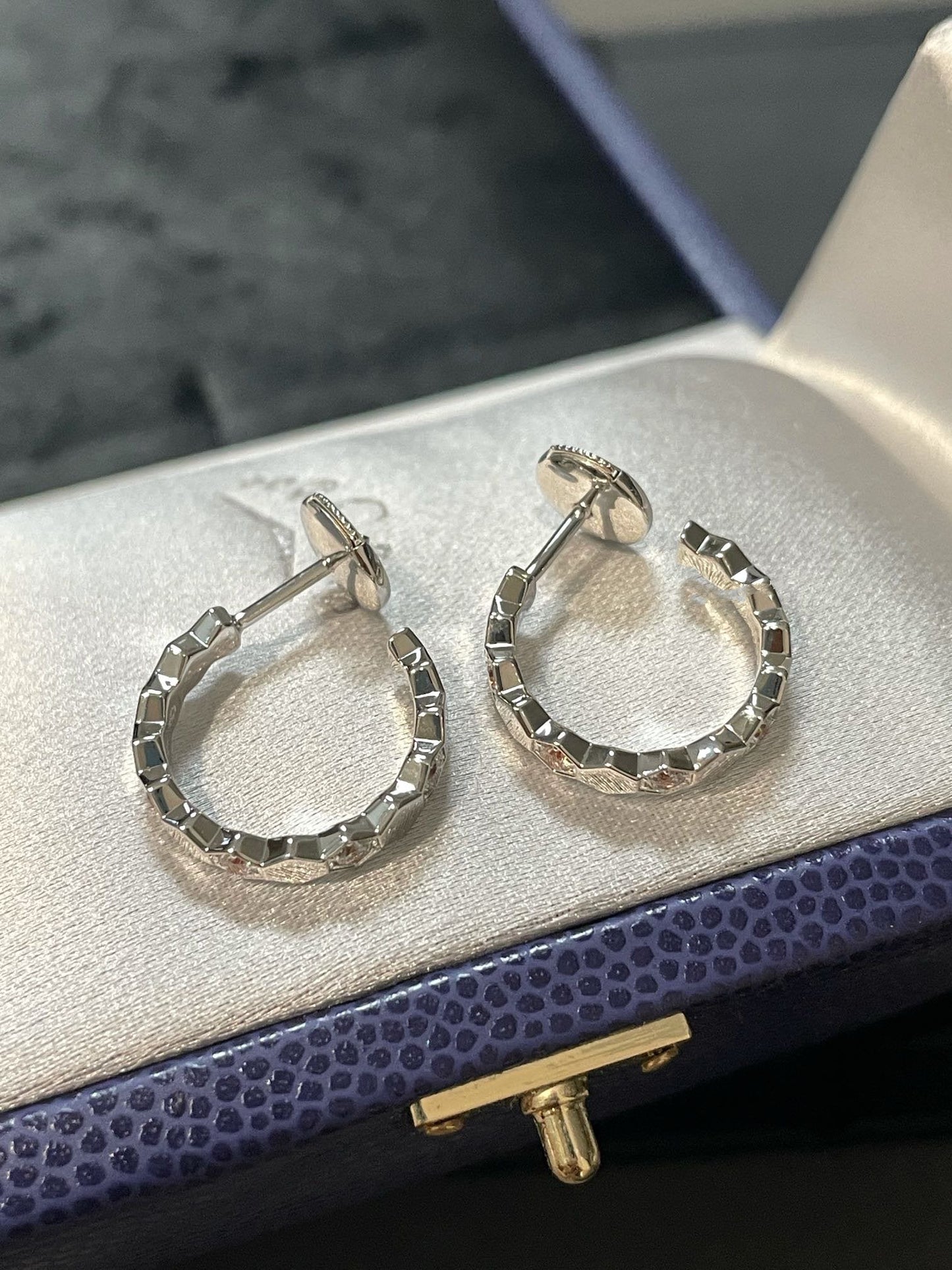 [：Polaidi Jewelry]ホローデザイン 四つ葉のクローバー 花形ピアス