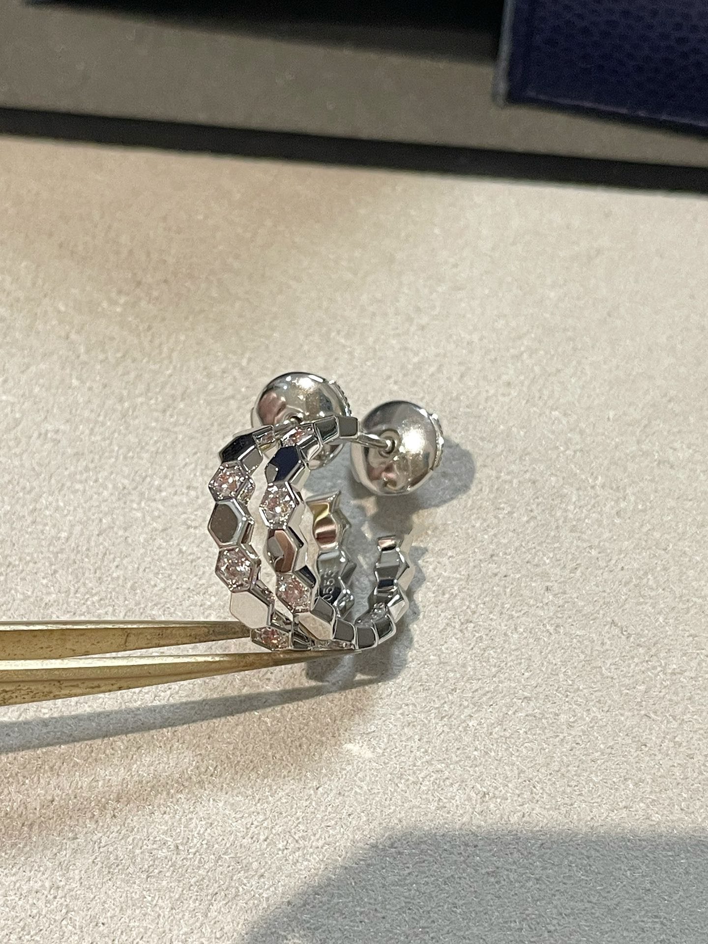 [：Polaidi Jewelry]ホローデザイン 四つ葉のクローバー 花形ピアス