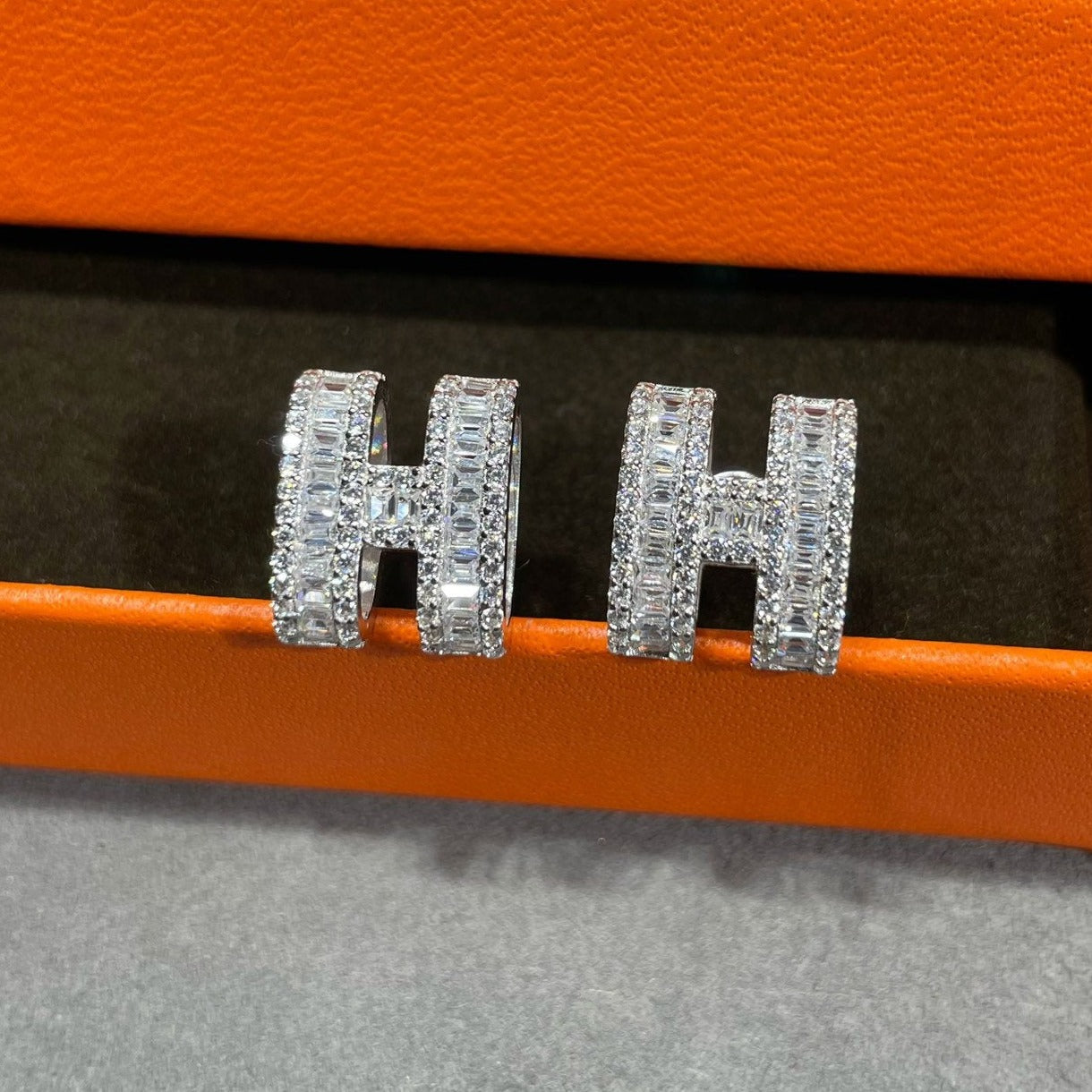 [Polaidi Jewelry]H STUD EARRINGS WITH SILVER DIAMONDS
