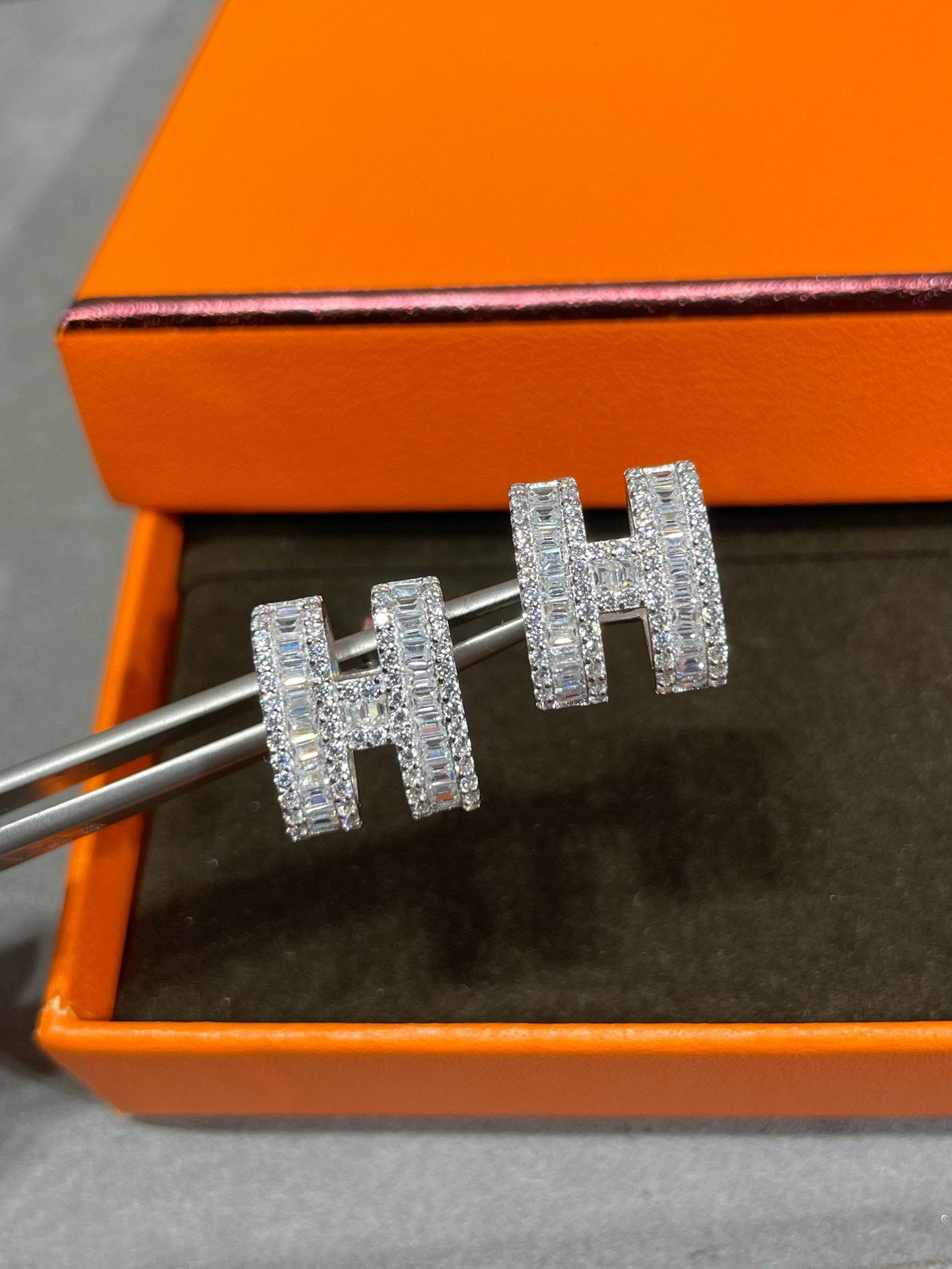 [：Polaidi Jewelry]H STUD EARRINGS WITH SILVER DIAMONDS