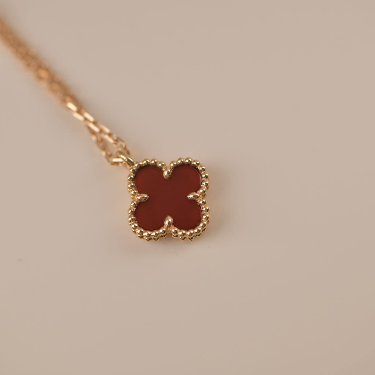 [：Polaidi Jewelry]CLOVER MINI 9.5MM WHITE CARNELIANS NECKLACE