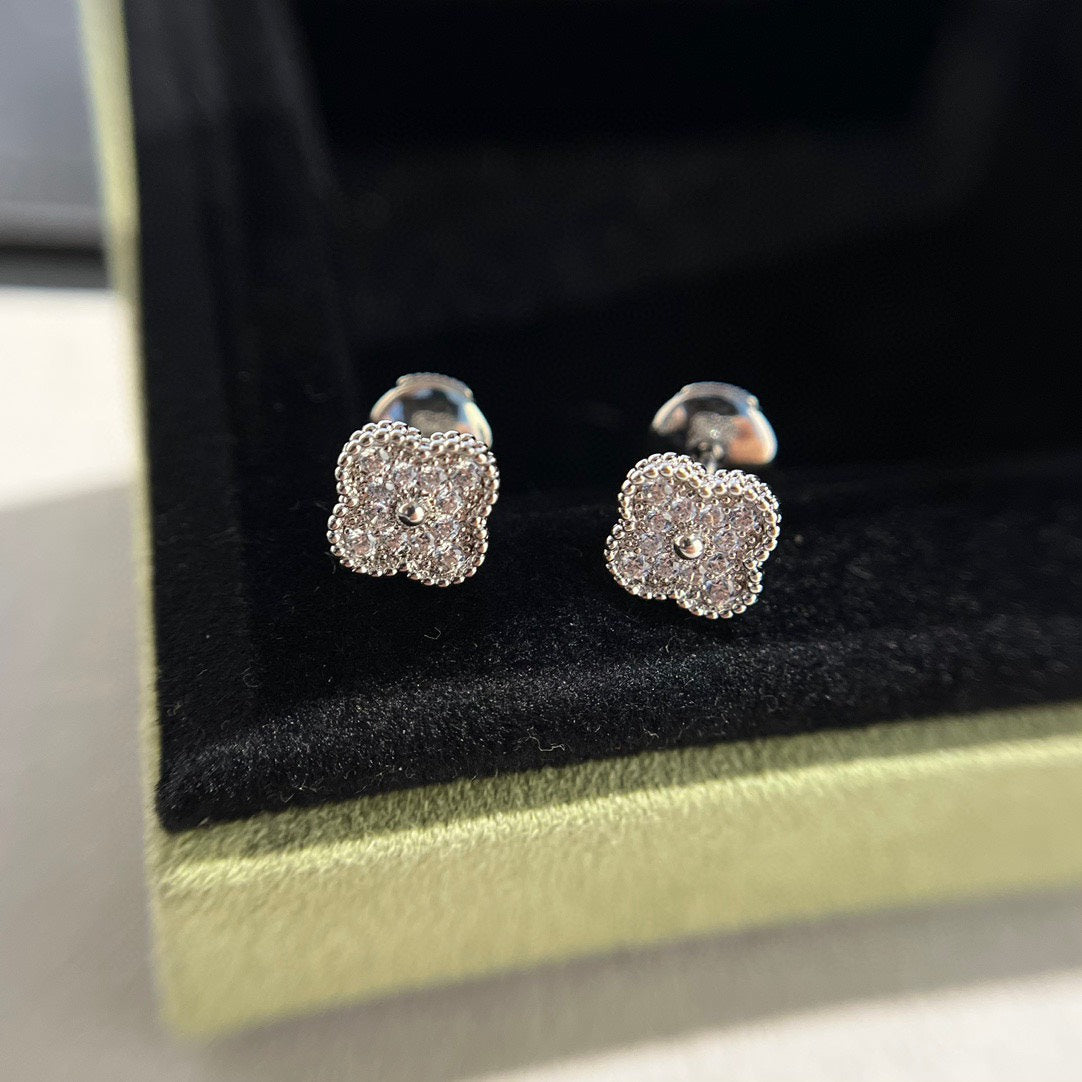 [：Polaidi Jewelry]CLOVER MINI DIAMOND STUD EARRINGS