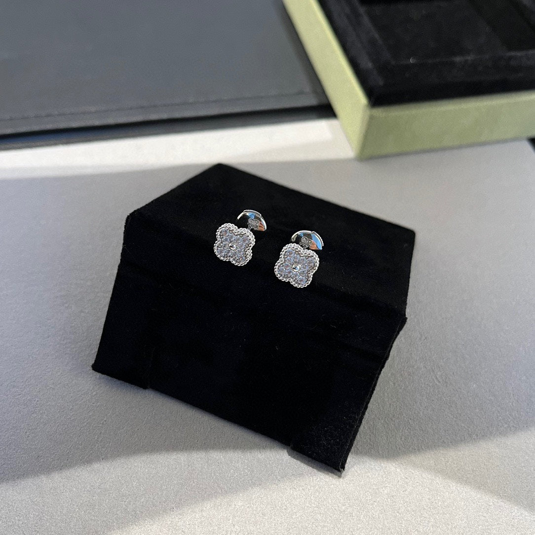 [：Polaidi Jewelry]CLOVER MINI DIAMOND STUD EARRINGS